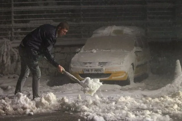Kar yağışı İstanbul’a dayandı: Geçit vermiyor!