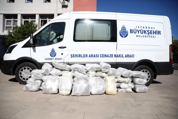 cenaze-aracinda-uyusturucu-tasiyan-zanlilar-tutuklandi-1665473118859.jpg