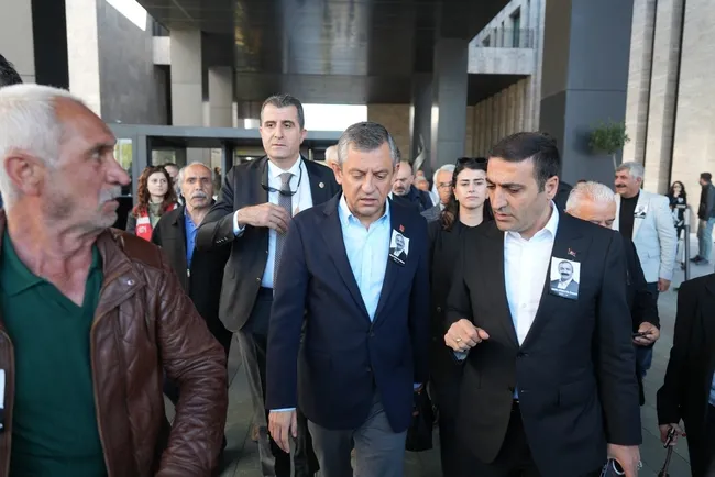 chp-genel-baskani-ozgur-ozele-yumrukla-saldirmisti-dava-29-eylule-ertelendi-1756979396189.jpg CHP Genel Başkanı Özgür Özel'e yumrukla saldırmıştı: Dava 29 Eylül'e ertelendi