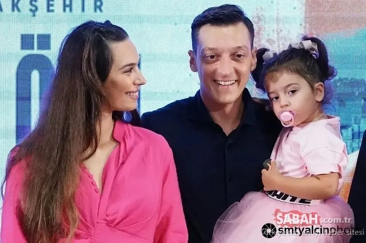 Ünlü futbolcu Mesut Özil’den tescilli güzel eşi Amine Gülşe ve kızlarıyla aile pozu!