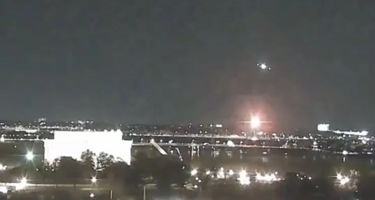 ABD SON DAKİKA | ABD’de uçak kazası! Helikopterle havada çarpışarak nehre düştü: İçinde 60 yolcu 4 mürettebat vardı