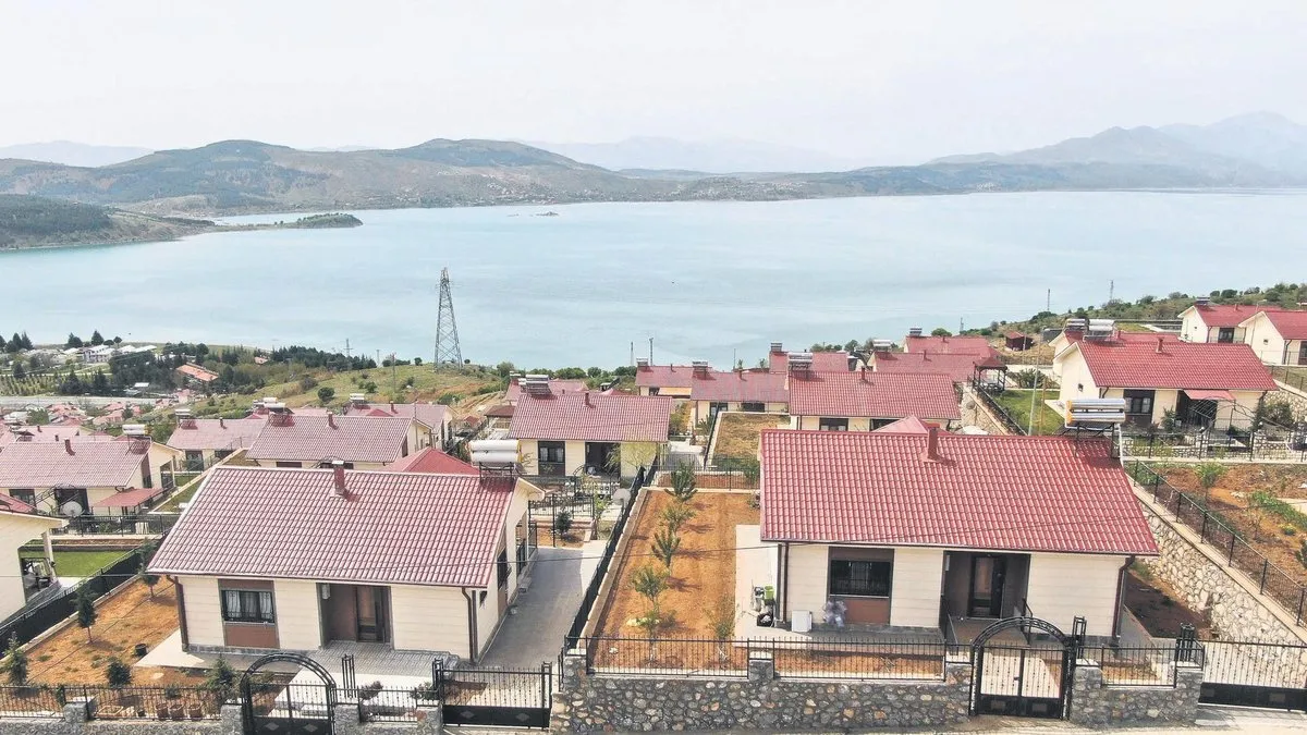 Göl manzaralı deprem konutları tatil beldelerini aratmıyor
