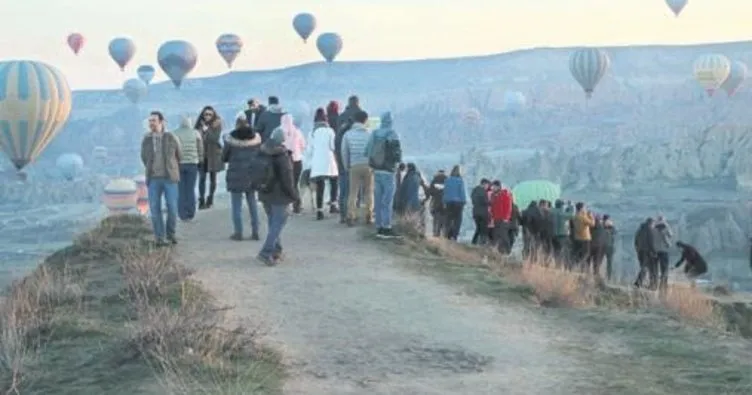 Kapadokya’da yer turist, gök balon dolu