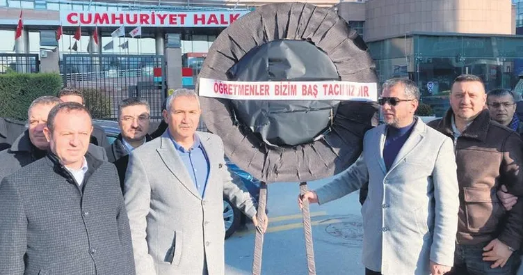 Öğretmenlerden CHP’ye siyah çelenk