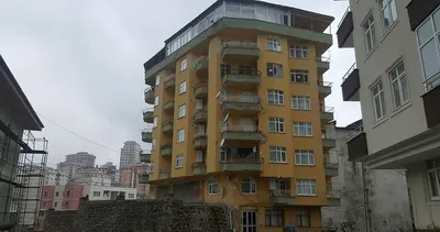 Taşıyıcı kolonlarında çatlaklar oluşan bina boşaltıldı