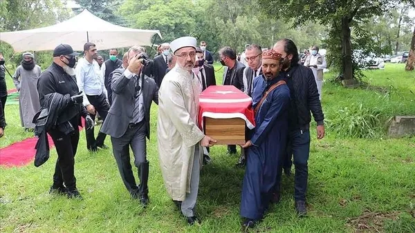 guney-afrikadaki-son-osmanli-baskonsolosunun-naasi-asil-mezarina-geri-defnedildi-1642580957074.jpeg