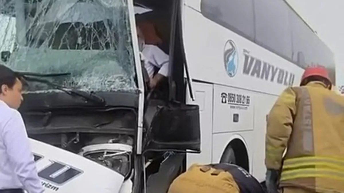 Arnavutköy'de yolcu otobüsü İETT otobüsüne çarptı haber görseli