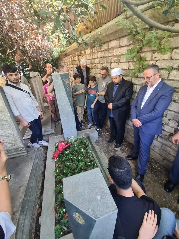 yazar-ve-sair-mevlana-idris-zengin-vefatinin-2-yildonumunde-kabri-basinda-anildi-1717788601775.jpg