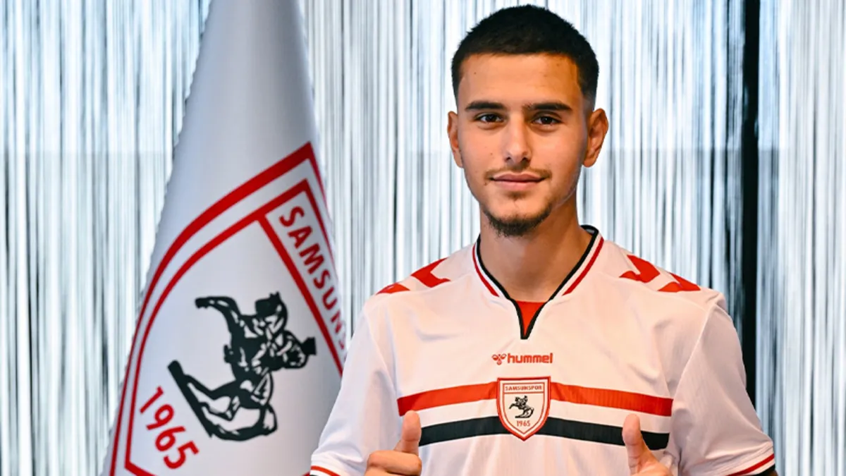 Samsunsporlu futbolcular sahadaki bir pozisyonda