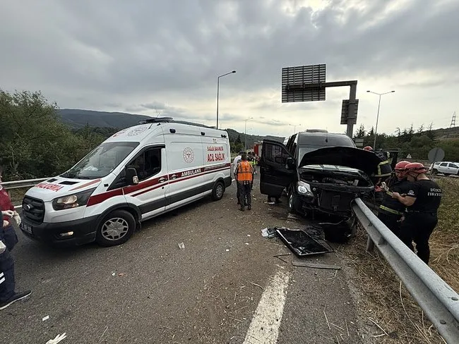 Şarkıcı Çağan Şengül konsere giderken kaza yaptı! Minibüs bariyere ok gibi saplandı