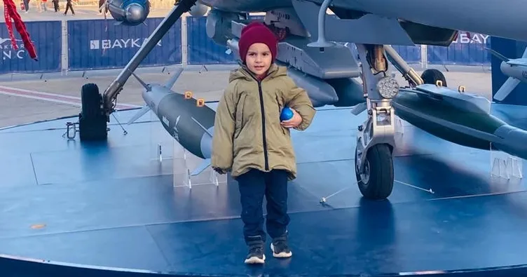 TEKNOFEST’te çocuklar uçaklara dokunuyor