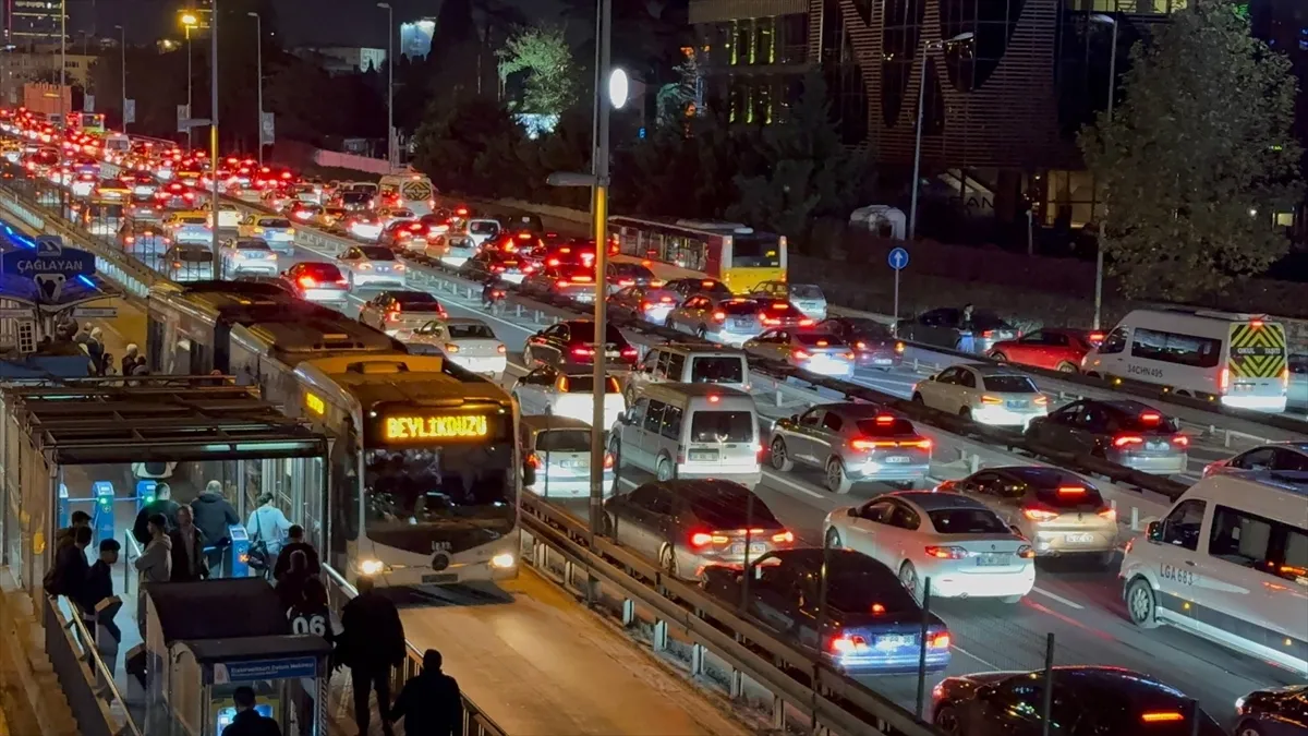 İstanbul’da trafik adım adım! Yoğunluk yüzde 87’ye ulaştı İstanbul’da trafik adım adım! Yoğunluk yüzde 87’ye ulaştı