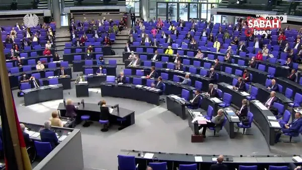 Almanya'da Federal Meclis'in son oturumu seçim düellosuna döndü | Video