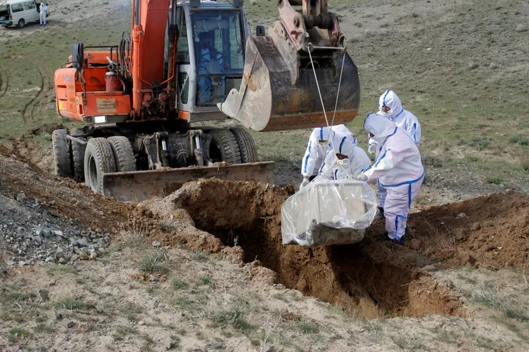 Coronavirüs o ülkeyi de vurdu! Dünya bu görüntüleri konuşuyor: Dağ başına gömdüler