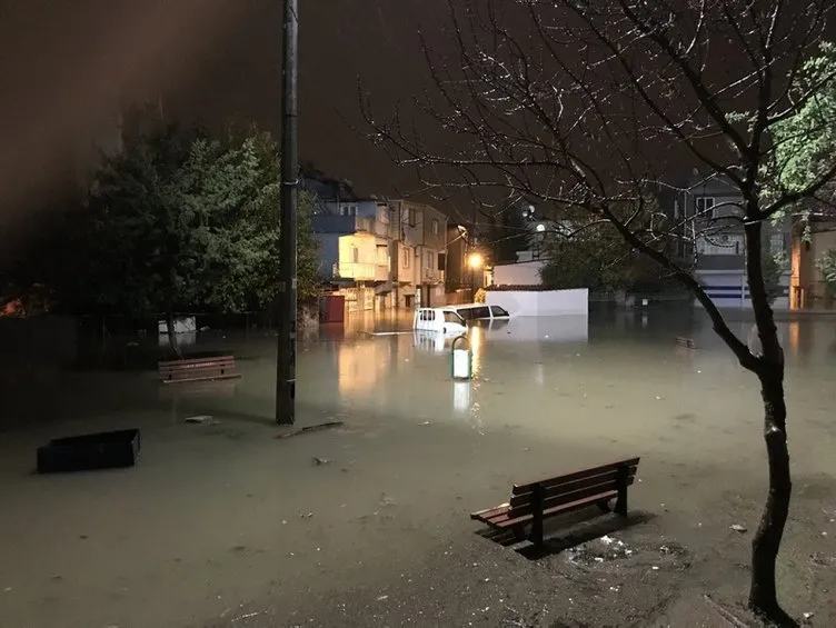 Adana sağanak yağışlara teslim!