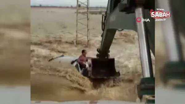 Sel sularına gömülen otomobildeki iki kişinin kepçeyle kurtarılma anı kamerada