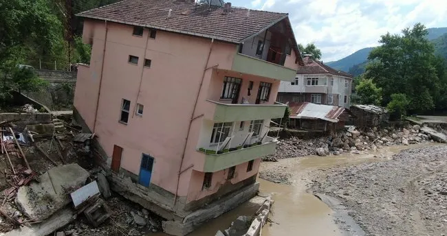 Sel felaketinde yan yatan binanın 24 yıl önce kriko yardımıyla düzeltildiği ortaya çıktı