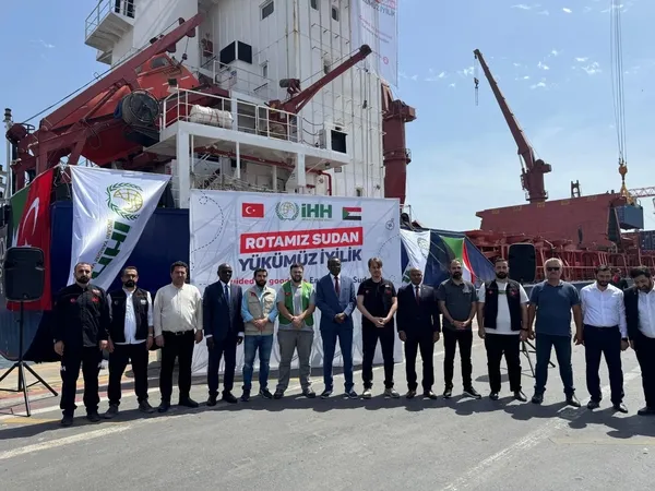 iyilik-gemisi-bin-605-ton-yardim-malzemesi-ile-sudana-gidiyor-1745419940055.jpg