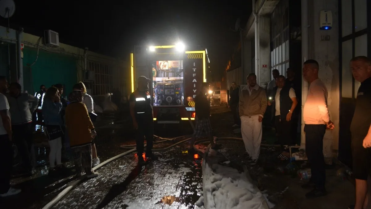 Ayvalık’ta bir gözlük fabrikası cayır cayır yandı Ayvalık’ta bir gözlük fabrikası cayır cayır yandı