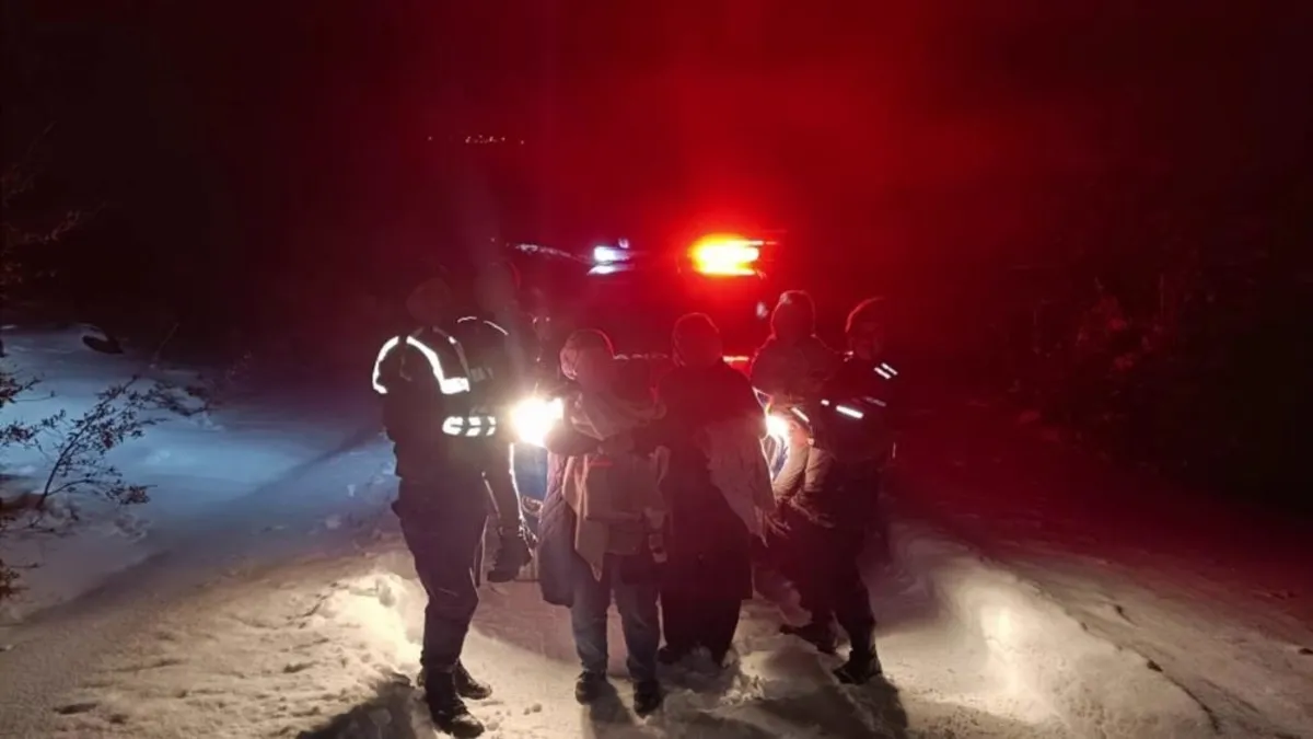 Sakarya’da karda mahsur kalan 6 kişilik aile jandarma ekiplerince kurtarıldı Sakarya’da karda mahsur kalan 6 kişilik aile jandarma ekiplerince kurtarıldı