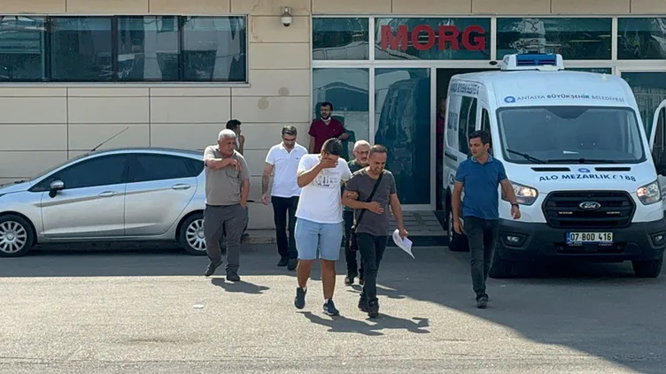 Antalya’da yürekleri yakan olay: 9 yaşındaki Ezgi sahilde kayan kumda boğuldu!