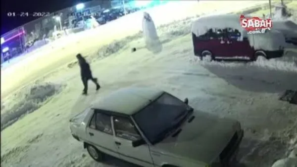 Kardan adamın kafasını yumrukla yıkıp, şapkasını çaldılar | Video