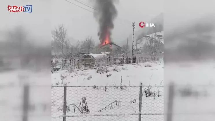 Bartın'da sobadan çıkan kıvılcımlar 2 katlı evi kül etti | Video