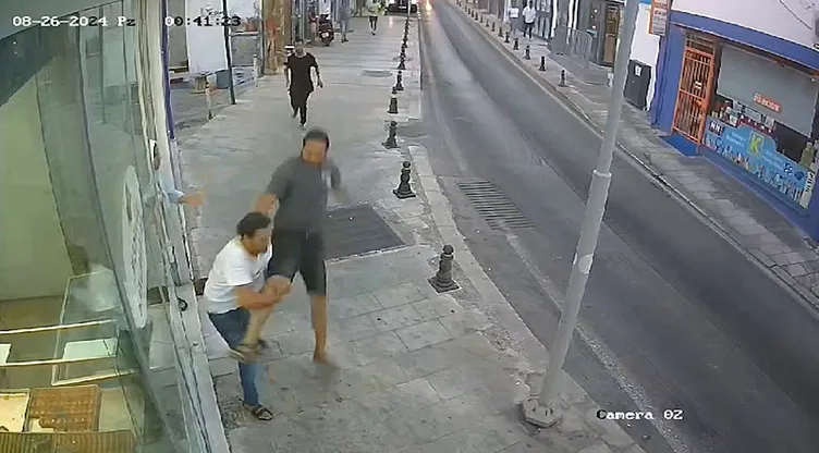 Bodrum’da şoke eden görüntüler! Uçan tekmeli esnaf kavgası: Kaynar kahveyi sırtından aşağı döktü