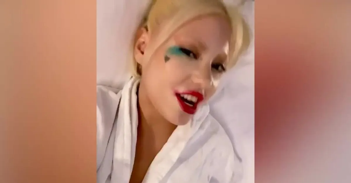 unlu fenomen bahar candan in instagram da gogsunun acildigi anlarin videosu olay oldu olayi fark edince video