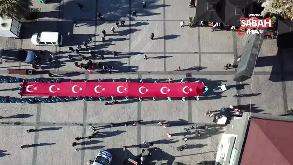 Pendik'te sokaklarda taşınan 99 metrelik dev Türk bayrağı böyle görüntülendi | Video
