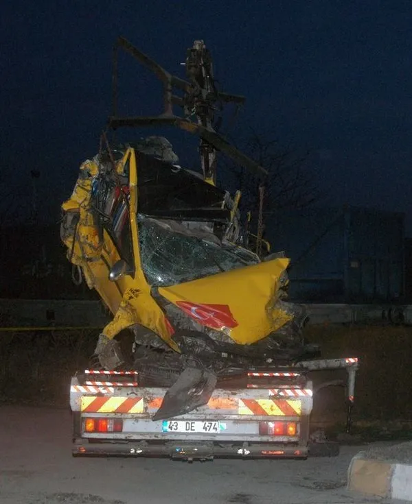 Yük treni ile taksi çarpıştı