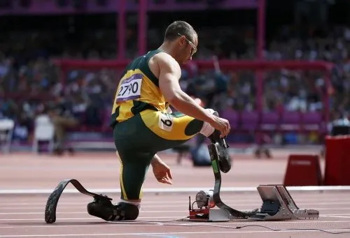Oscar Pistorius protez bacaklarıyla yarı finale yükseldi