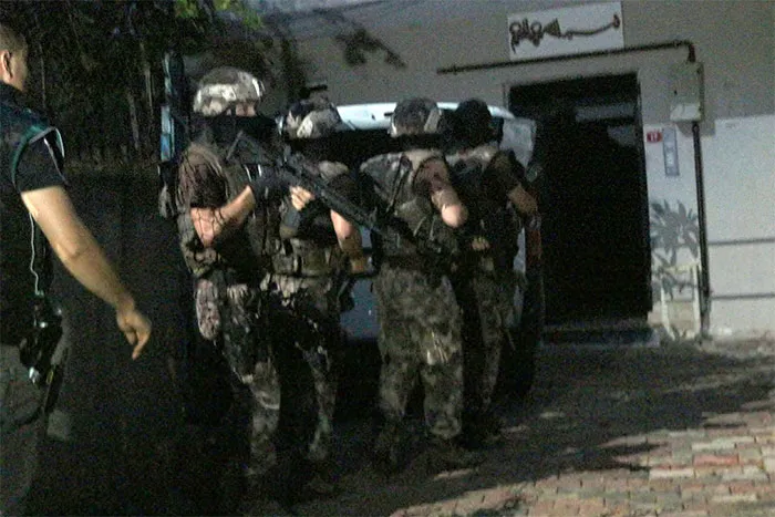 Sultanbeyli'de uyuşturucu baskını: 22 adrese operasyon - 1
