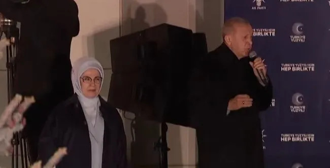 son-dakika-ankarada-balkon-konusmasi-baskan-erdogan-secimi-ilk-turda-bitirecegimize-inaniyoruz-1684107028795.jpg