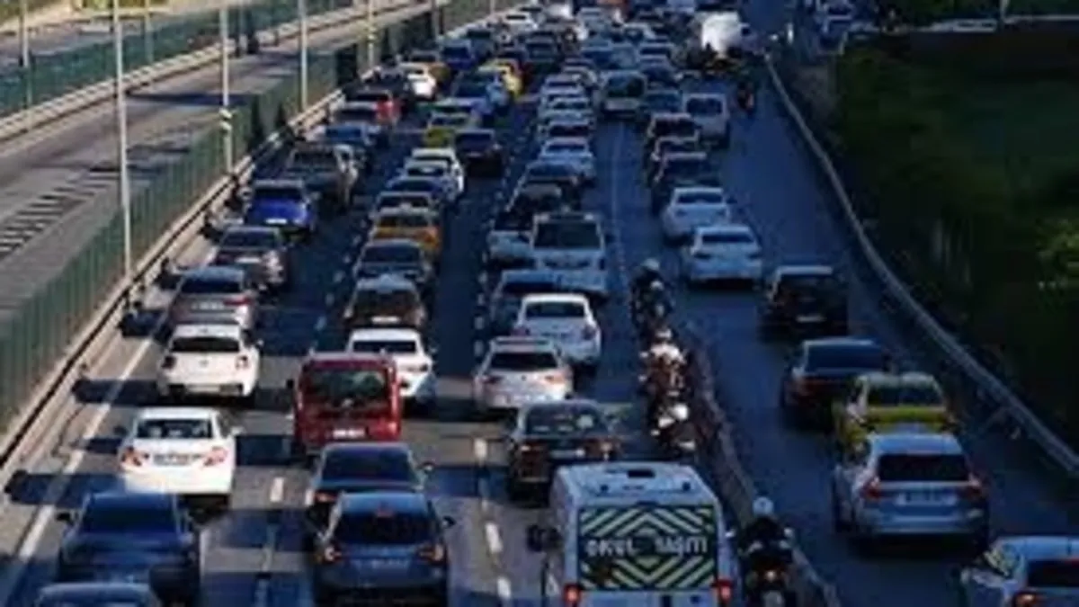 Bayram yoğunluğuna trafik düzenlemesi: Kamyon, çekici ve tankerlerin seyrine geçici kısıtlama Bayram yoğunluğuna trafik düzenlemesi: Kamyon, çekici ve tankerlerin seyrine geçici kısıtlama