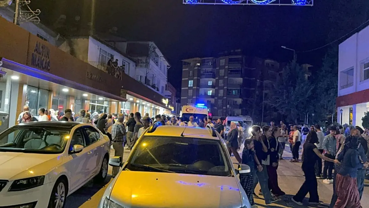 Hatay'da bir pastanenin önü.