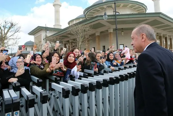 Cuma namazını Millet Camii'nde kılan vatandaşlardan Cumhurbaşkanı Erdoğan'a sevgi seli