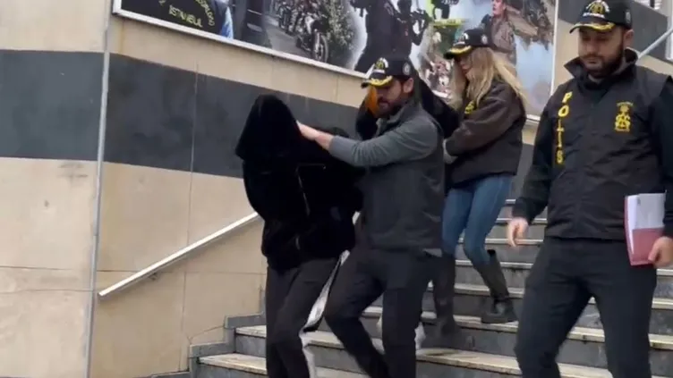 SON DAKİKA… İstanbul Kadıköy’de kafesli kırbaçlı sapkın parti: Adreste ele geçirilenler şaşkına çevirdi!