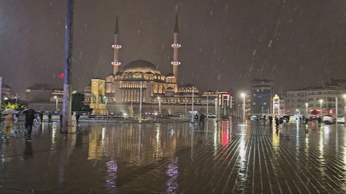 İstanbul'da lapa lapa kar yağmaya başladı: Okullar tatil edilecek mi? Vali Gül açıkladı! İstanbul'da lapa lapa kar yağmaya başladı: Okullar tatil edilecek mi? Vali Gül açıkladı!
