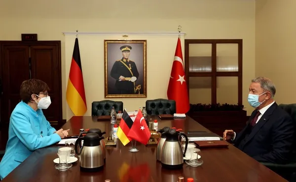 milli-savunma-bakani-hulusi-akar-alman-mevkidasinin-yuzune-karsi-soyledi-pkk-esittir-ypg-1623946281693.jpg