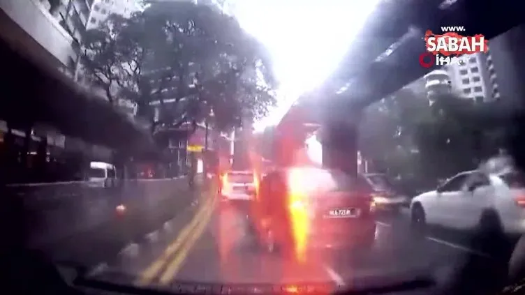 Malezya’da ağaç devrildi: 1 kişi öldü, 17 araçta hasar oluştu