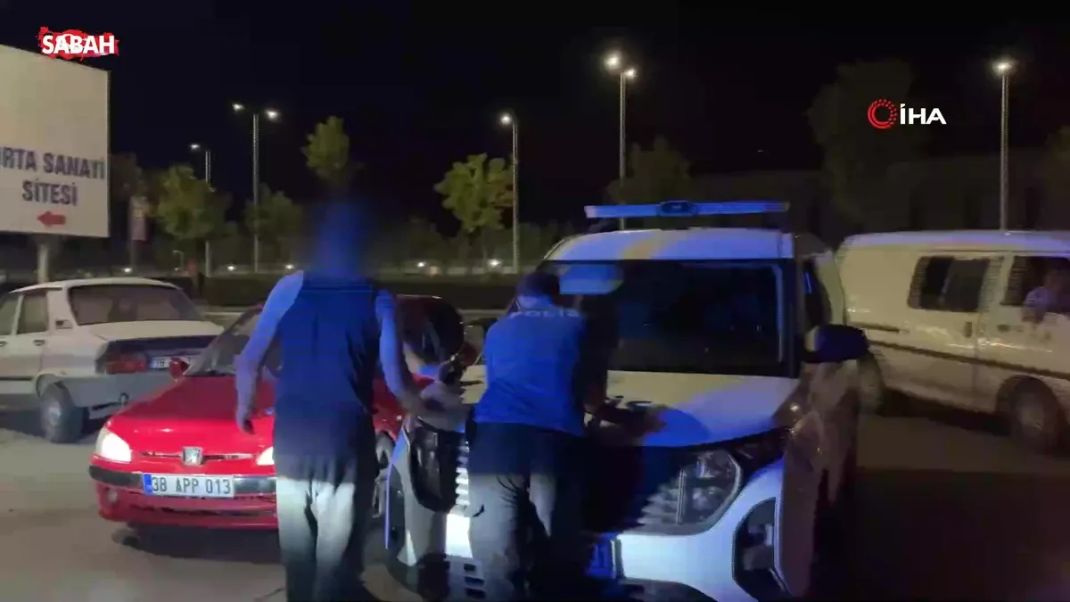 Kayseri’de ‘dur’ ihtarına uymadı: Alkollü sürücüye 225 bin TL ceza | Video videosunu izle Kayseri’de ‘dur’ ihtarına uymadı: Alkollü sürücüye 225 bin TL ceza | Video videosunu izle