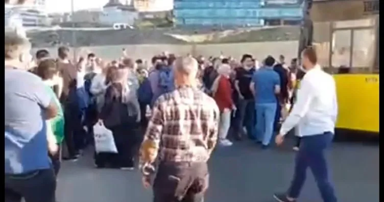 Saatlerce otobüsün gelmesini bekleyen vatandaşlar çileden çıktı! Kadıköy’de İETT isyanı