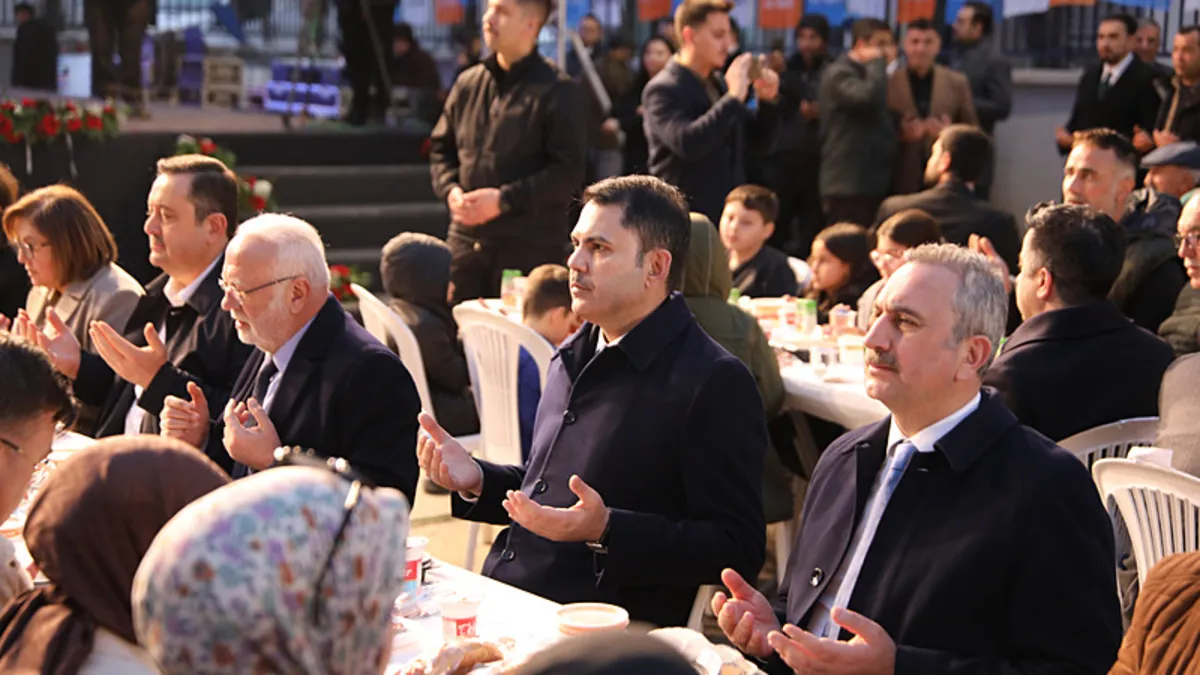 Bakan Kurum, depremzedelerle iftarda buluştu Bakan Kurum, depremzedelerle iftarda buluştu