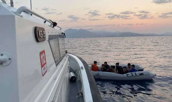 Muğla açıklarında lastik botlardaki 54 düzensiz göçmen kurtarıldı