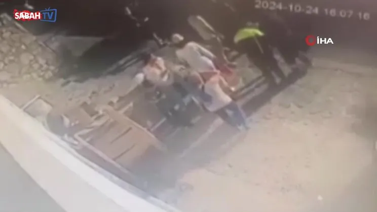 Muğla'da polis motosikletini tekmeleyip deviren kadın kamerada!