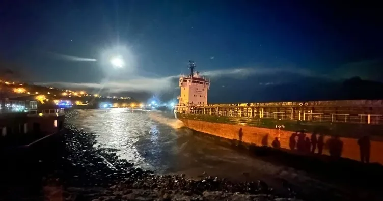 Yük gemisi karaya oturdu