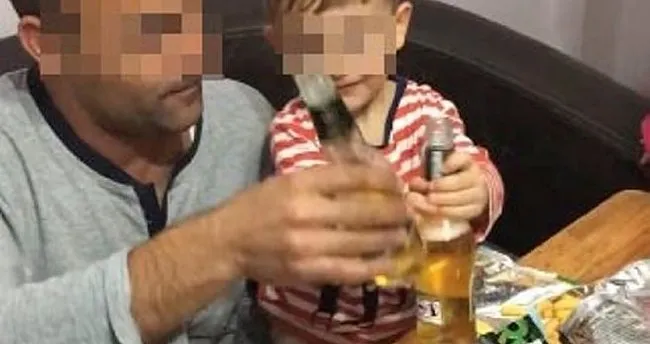Küçük çocuğuna bira içirirken çektirdiği görüntüleri paylaştı