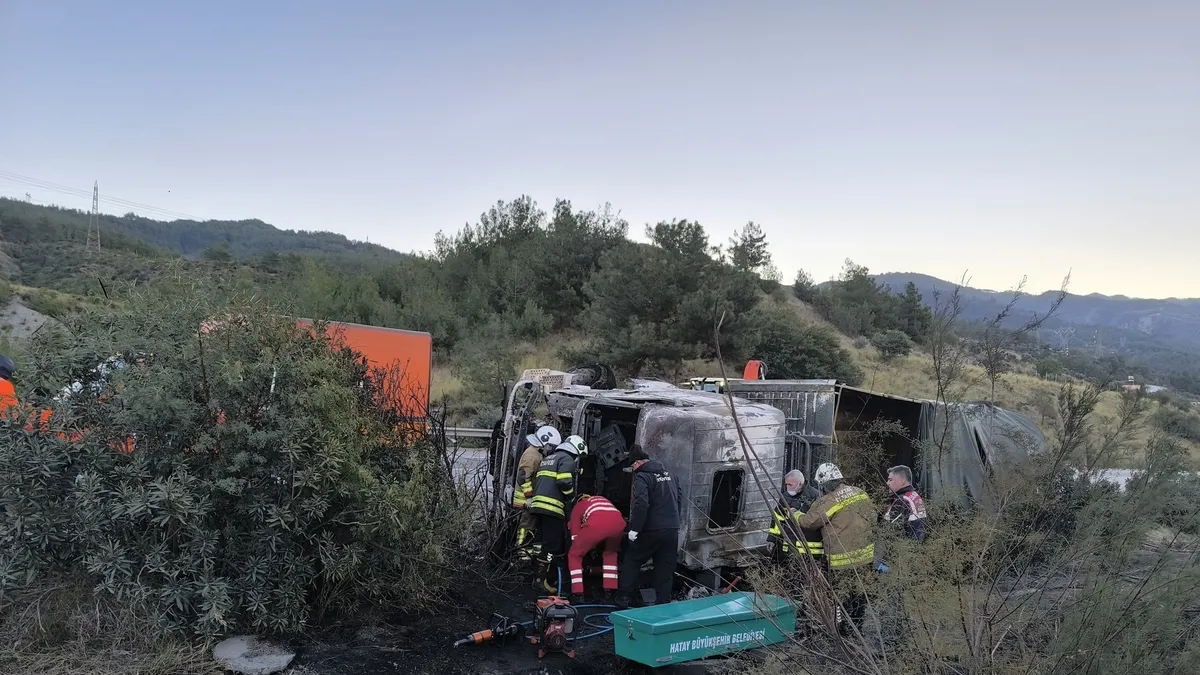 Hatay’da feci kaza: Alevlere teslim olan TIR’daki 2 kişi öldü! Taşınan anguslar otobana yayıldı Hatay’da feci kaza: Alevlere teslim olan TIR’daki 2 kişi öldü! Taşınan anguslar otobana yayıldı