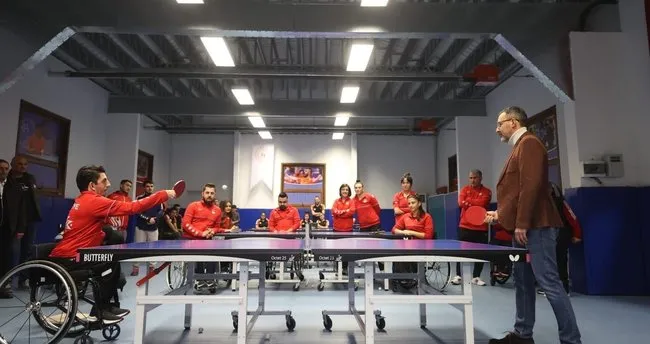 Bakan Kasapoğlu’ndan Dünya Engelliler Günü’nde masa tenisçilere sürpriz ziyaret